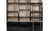 Muur van boekenkasten met een rollende ladder 'on the cheap'