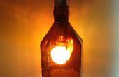 Hangende lamp met een lege fles Whisky