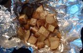 Kampvuur (of oven) aardappelen in blokjes gesneden aardappelen in een bad van boter, zout en peper