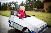 Kleinste Marty McFly en zijn auto Delorean duwen
