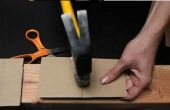 Een nagel veilig met karton Hammer