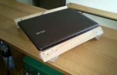 NetBook en laptop staan uit schroot materialen (militaire stijl)
