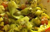 Rauwe veganist courgette Noddles met basilicum Pesto saus