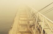 Hoe te het Dock een 630' grote meren vrachtschip In Black Out mist