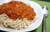 Vegan veggie seitan pasta saus op een bedje van spelt spaghetti