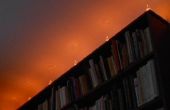 Lineaire dim stemming licht op de bovenkant van de boekenkast