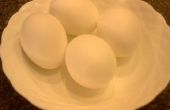 Hoe zout hardgekookte eieren zonder een andere plaat