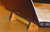 Minimalistische laptop staat gemaakt uit bamboe en fiets binnenband