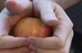 Een appel doormidden met uw blote handen spleet