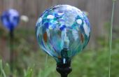 Vervangen van een gebroken glas wereldbol op een zonne-energie aangedreven tuin licht