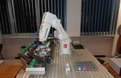 Robotarm met transportband, kundig assemblagewerk stukken aan de gang