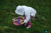 Gloed in de donkere Easter Egg Hunt met echte eierschalen