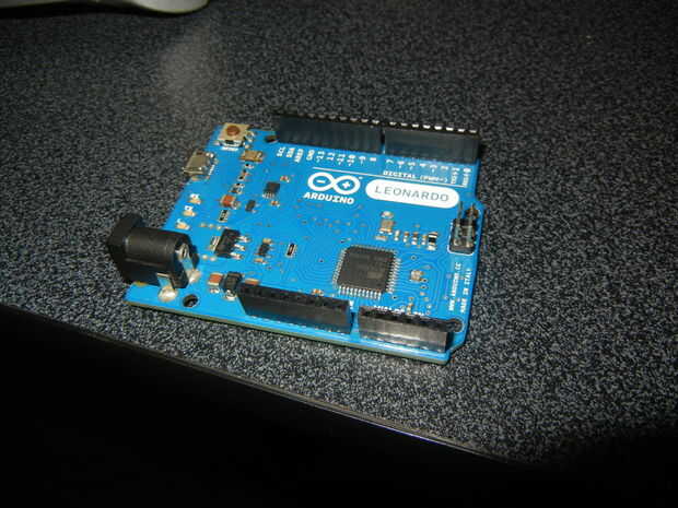 Arduino leonardo usb. Arduino Leonardo. Arduino Leonardo to USB. Arduino Леонардо с USB B. Микроконтроллер на проводах.