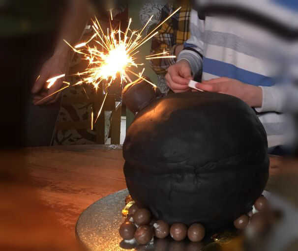 Торт бомба с молотком фото