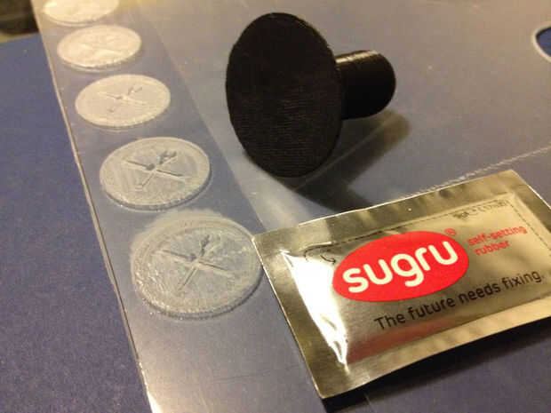 Molding Een Hacker Paspoort Stempel Met Sugru Een Laser Graveur En Een 3d Printer Cadagile Com